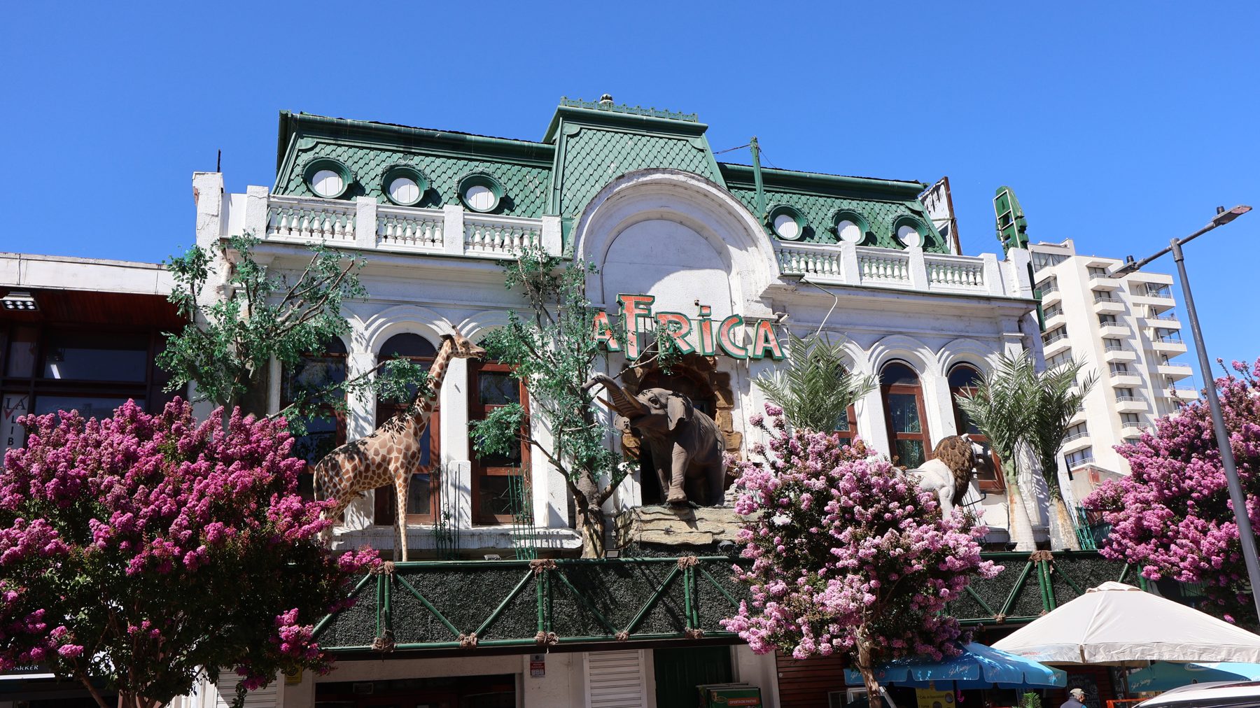 Fachada del Restaurant África con jirafa y elefante