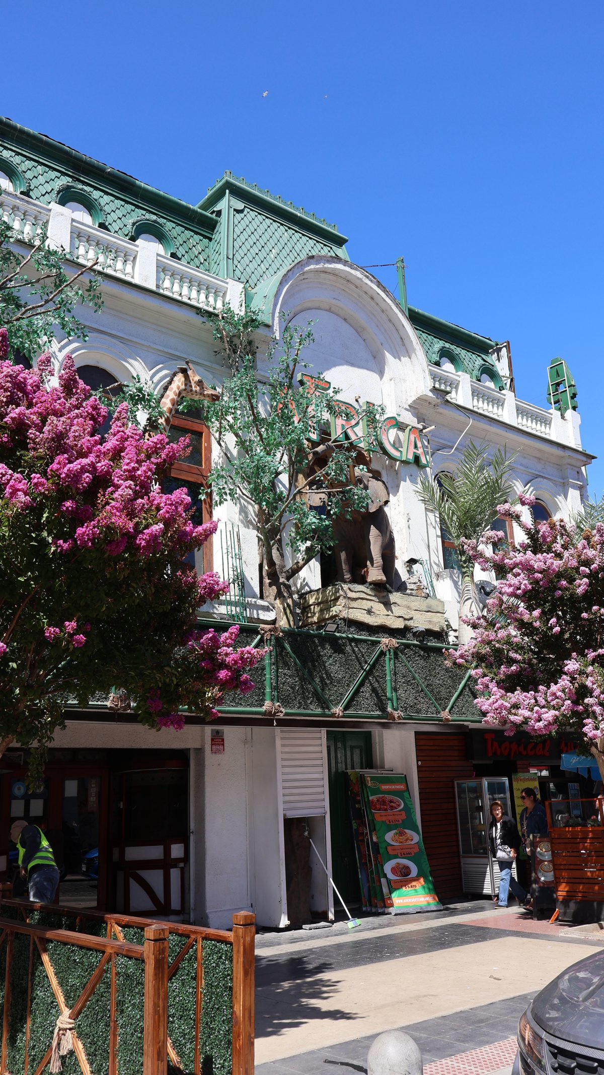 Fachada del Restaurant África con sus estatuas de animales y flores